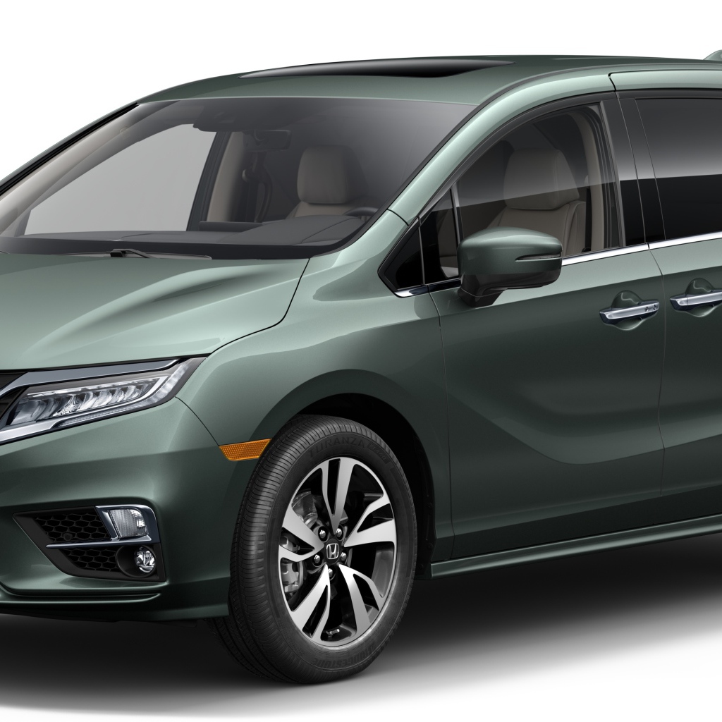 Автомобиль  минивэн Honda Odyssey, 2018 на белом фоне