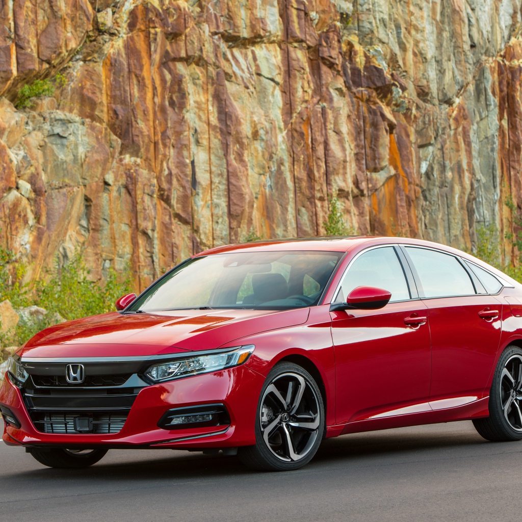 Компактный красный автомобиль Honda Accord