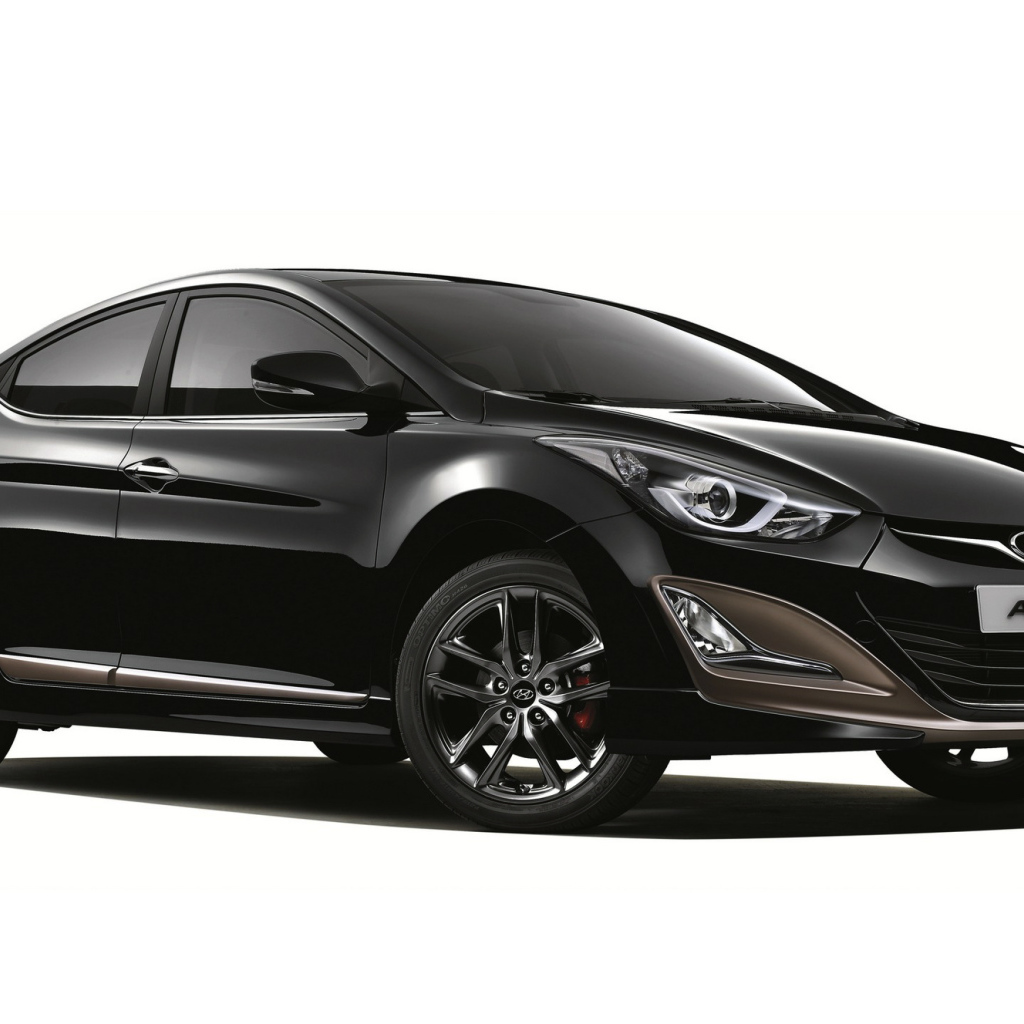 Черный автомобиль Hyundai Elantra на белом фоне