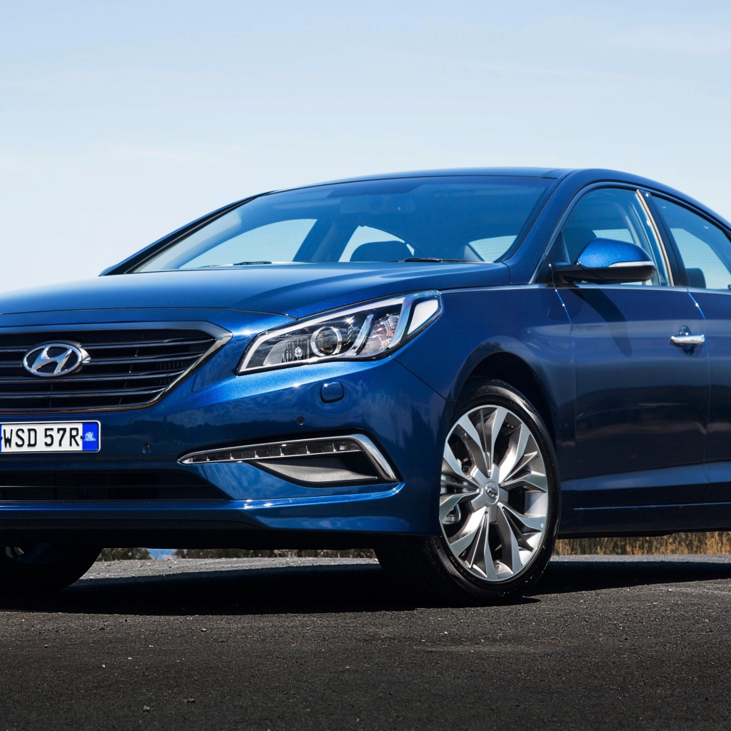 Синий автомобиль Hyundai Sonata на дороге 