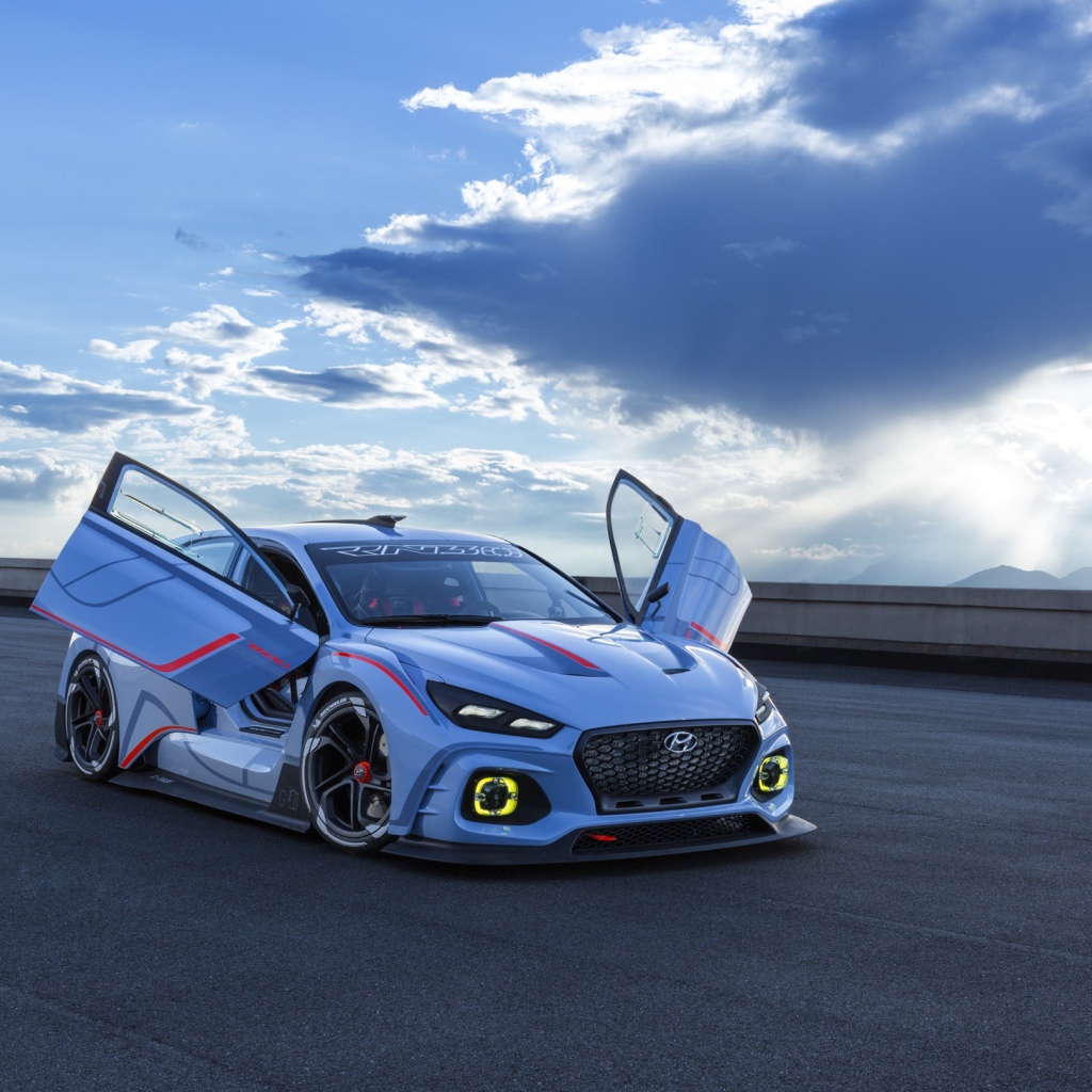 Автомобиль Hyundai RN30 с открытыми дверями на фоне неба 