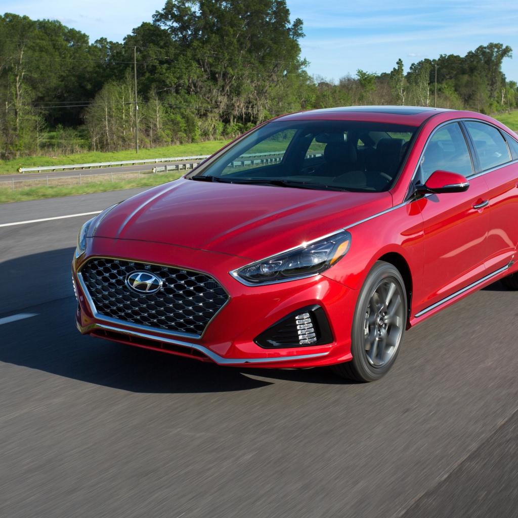 Красный автомобиль Hyundai Sonata Sport, 2018 на трассе 