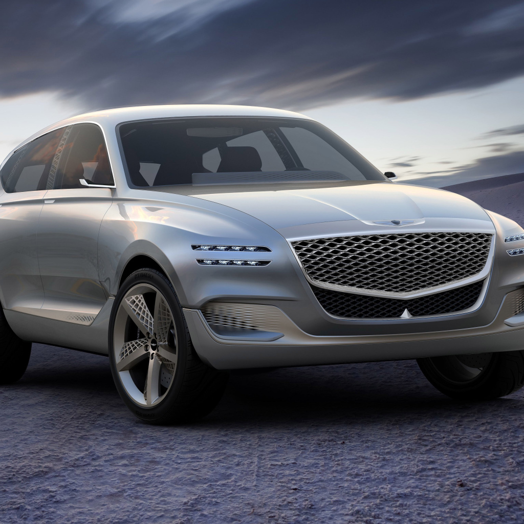 Серебристый автомобиль Hyundai Genesis GV80 