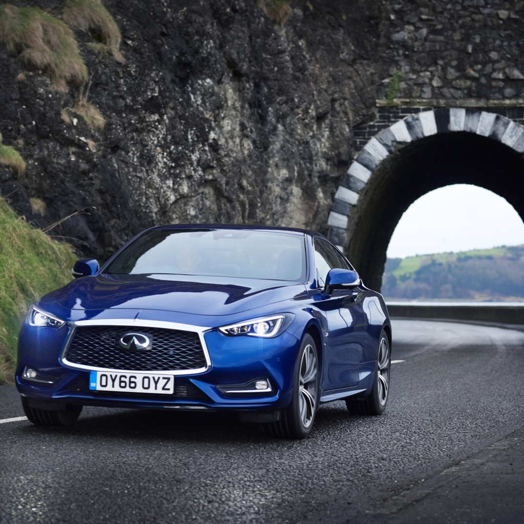 Синий автомобиль Infiniti Q60 выезжает из тоннеля 
