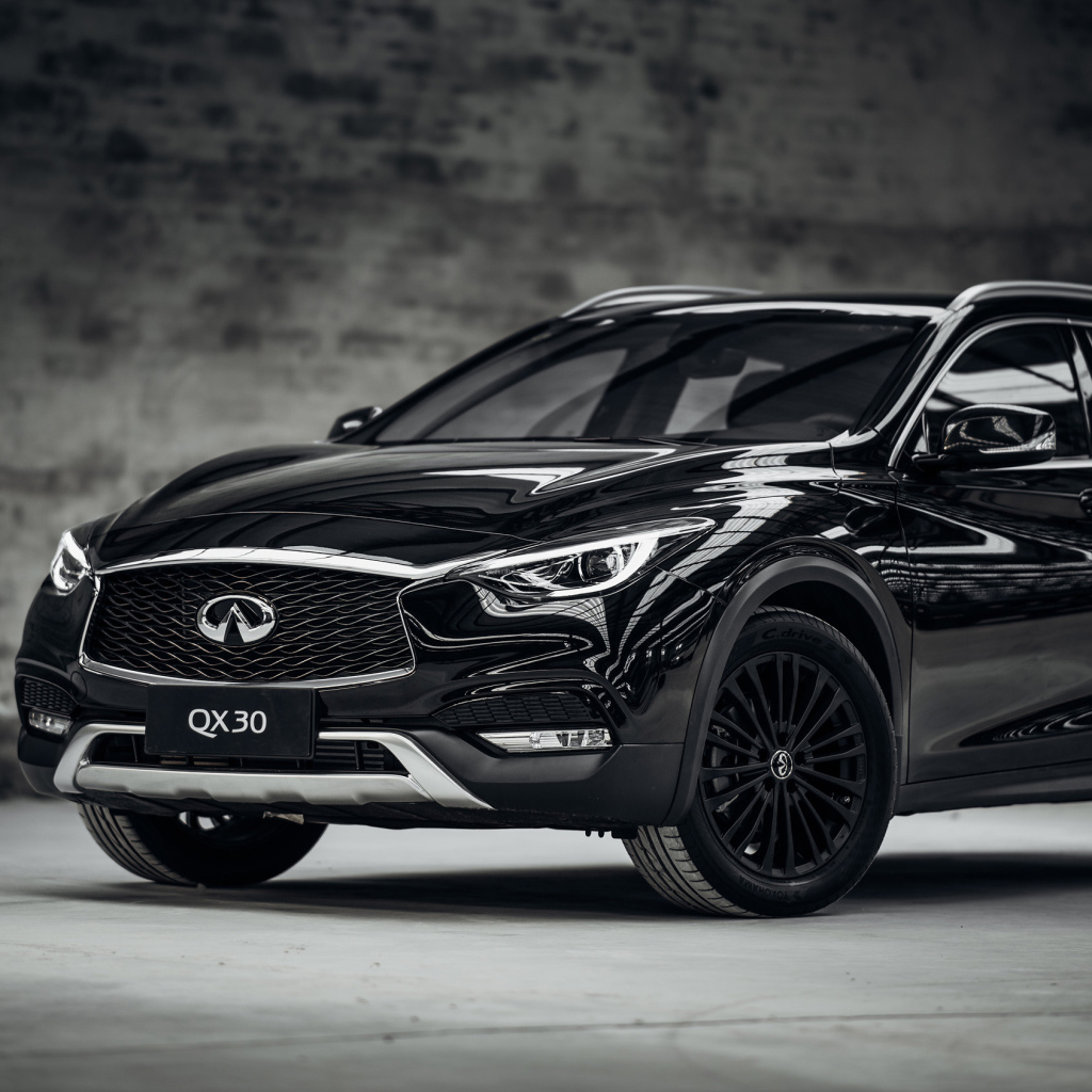 Блестящий черный автомобиль  Infiniti QX30 Night Edition, 2017