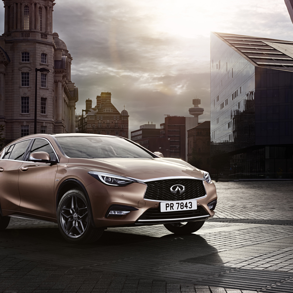 Автомобиль Infiniti Q30 в городе 