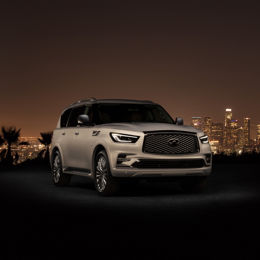 Автомобиль Infiniti QX80 2018 на фоне ночного города