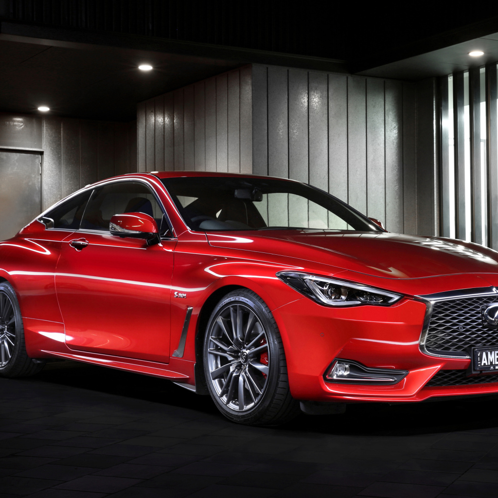 Красный автомобиль Infiniti Q60 на стоянке 