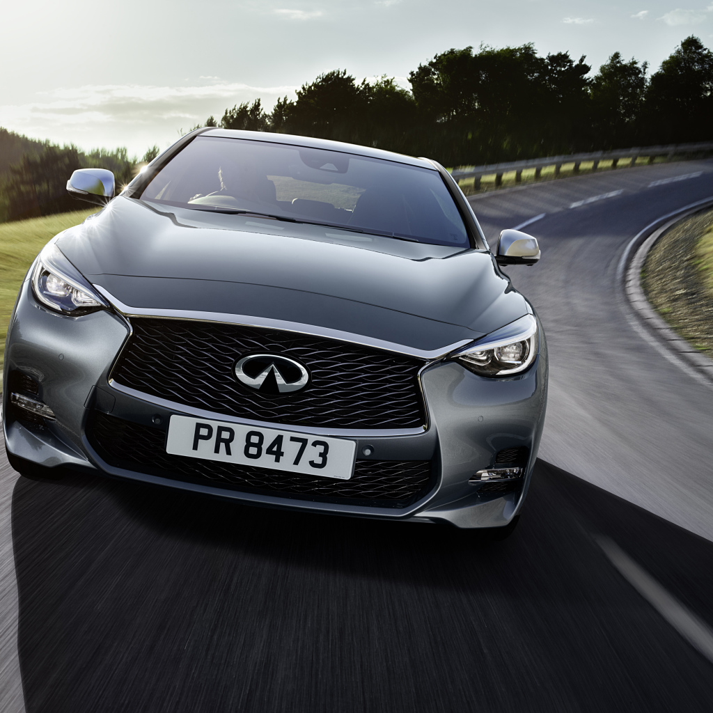 Серебристый автомобиль Infiniti Q30 на трассе