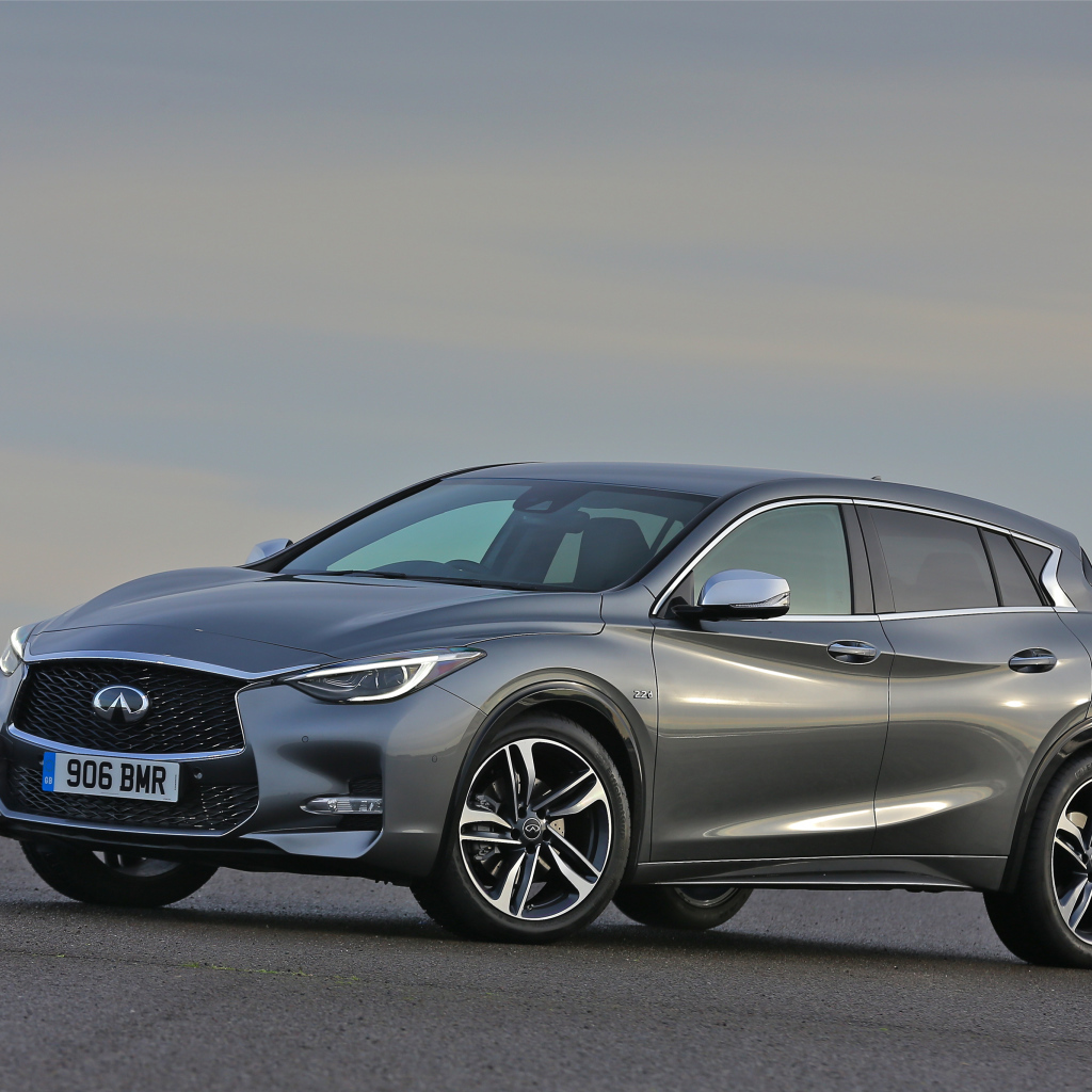 Серебристый автомобиль Infiniti QX30, 2017  