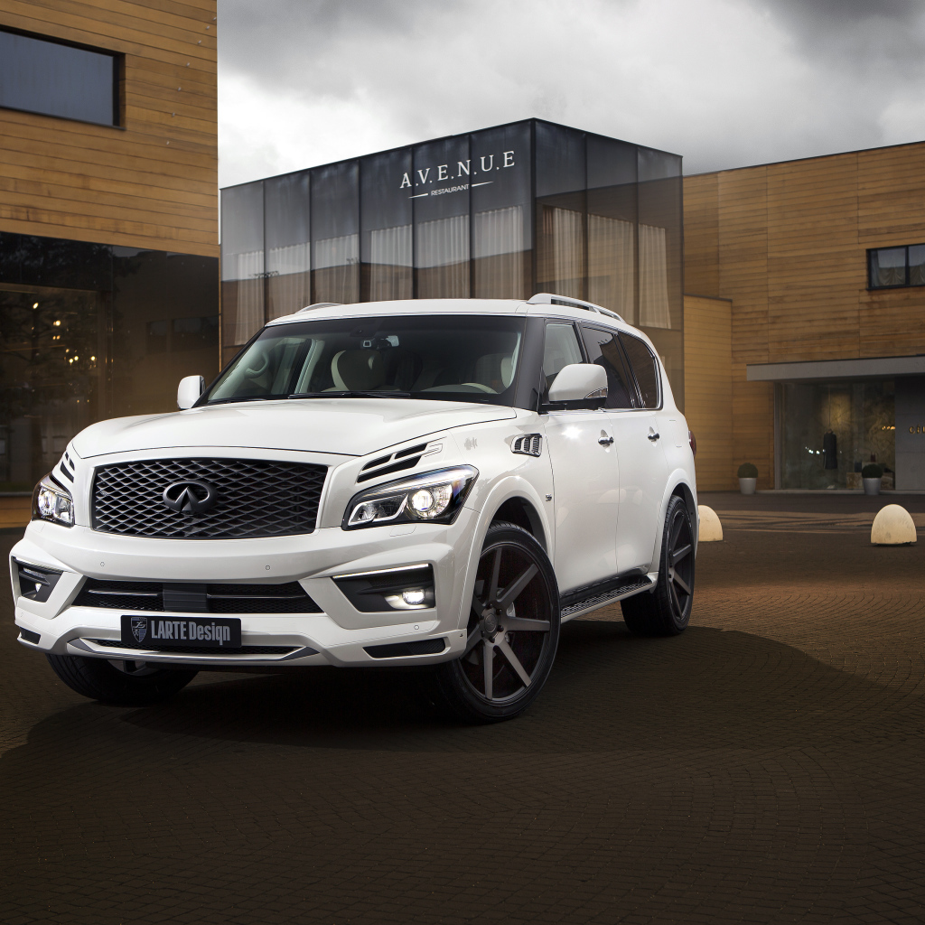 Белый стильный автомобиль  Infiniti QX80