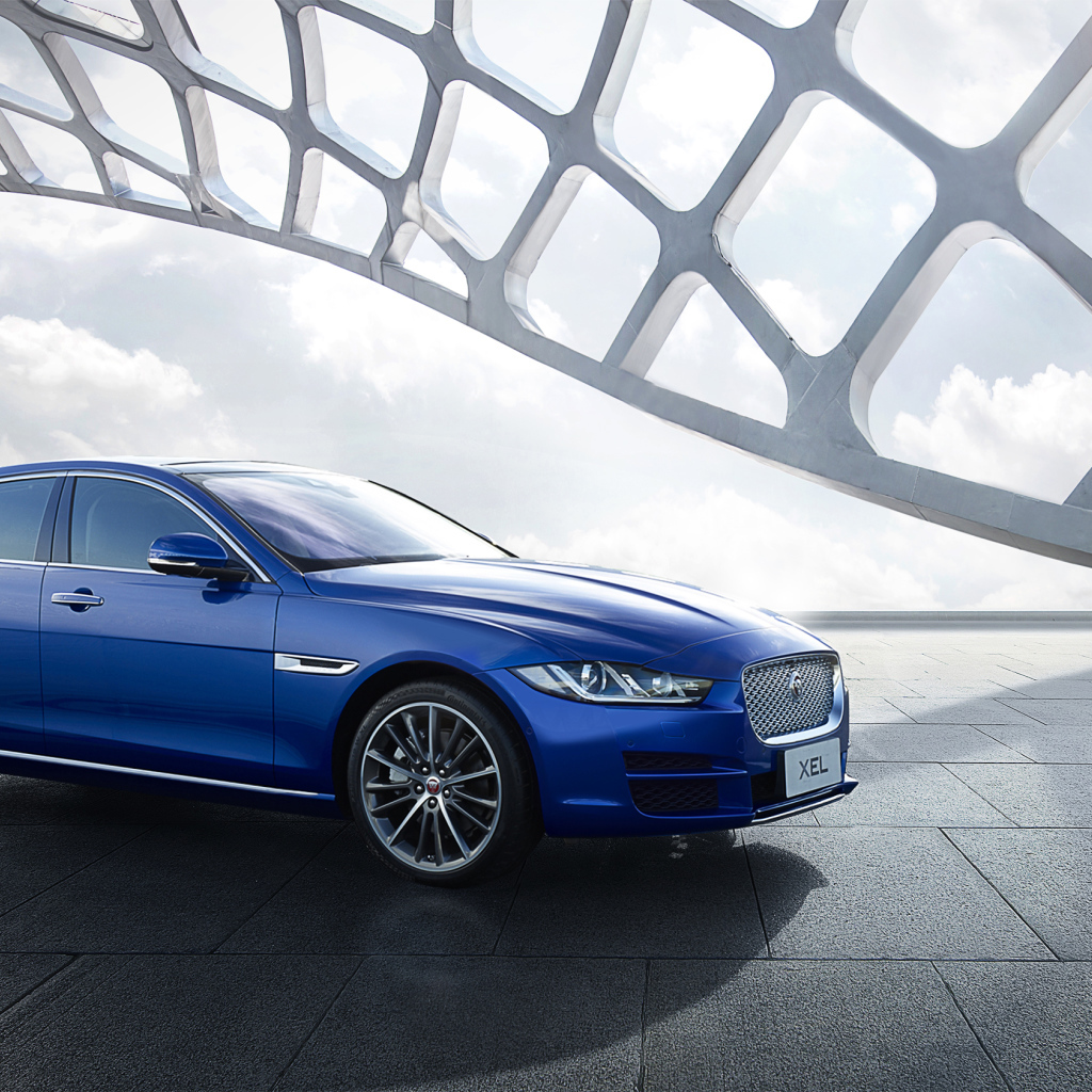 Синий автомобиль Jaguar XEL, 2018
