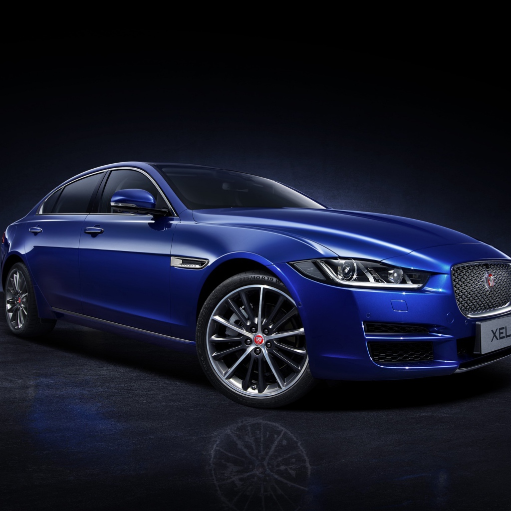 Синий автомобиль Jaguar XEL, 2018 вид сбоку