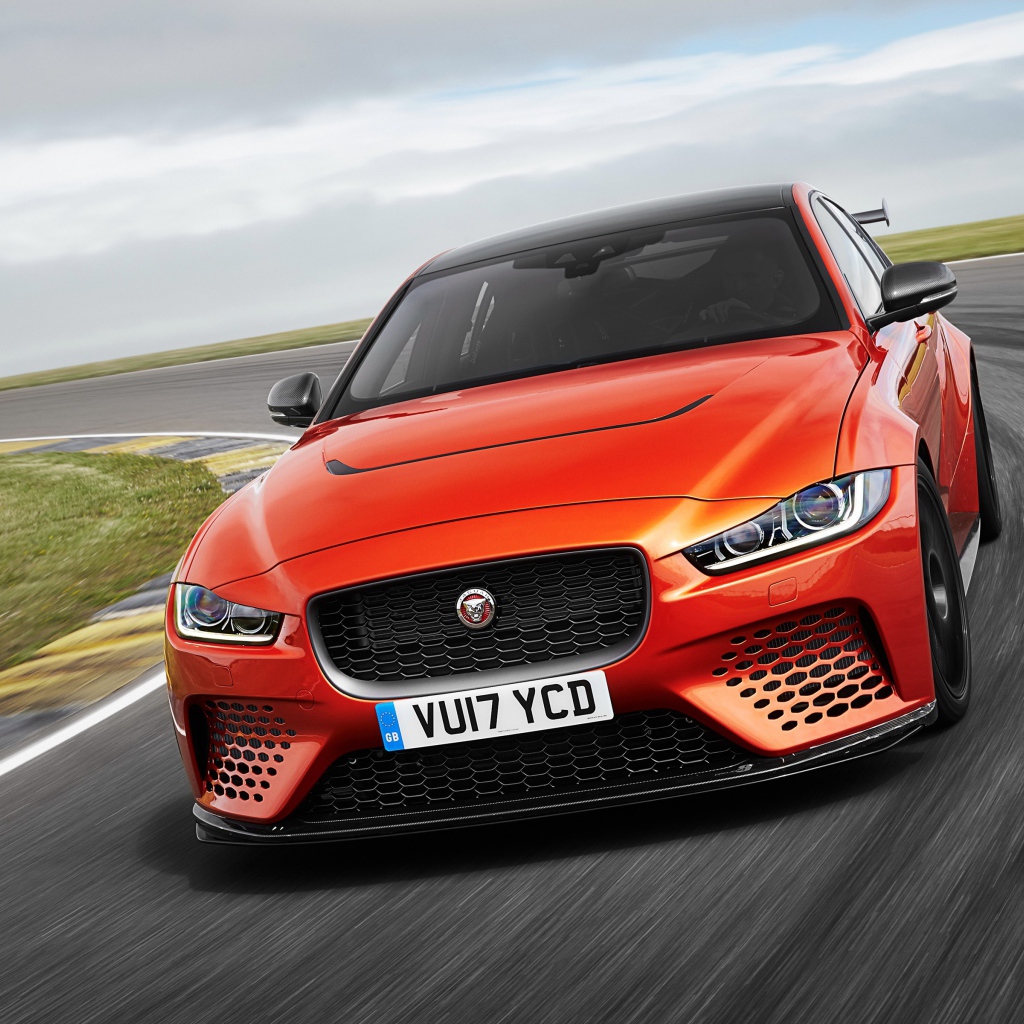 Красный спортивный автомобиль  Jaguar XE SV Project, 2018 на трассе