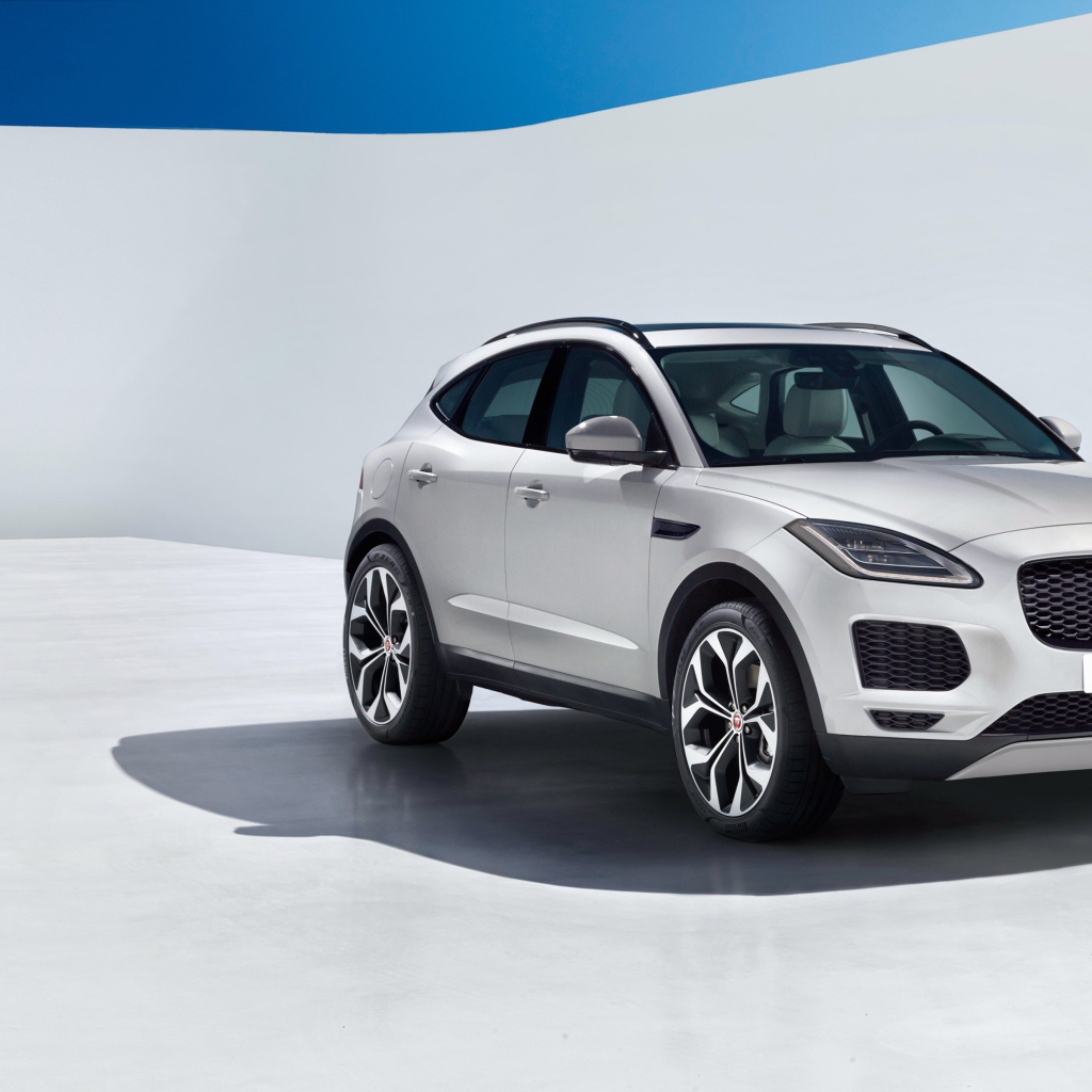Серебристый автомобиль Jaguar E-Pace, 2018