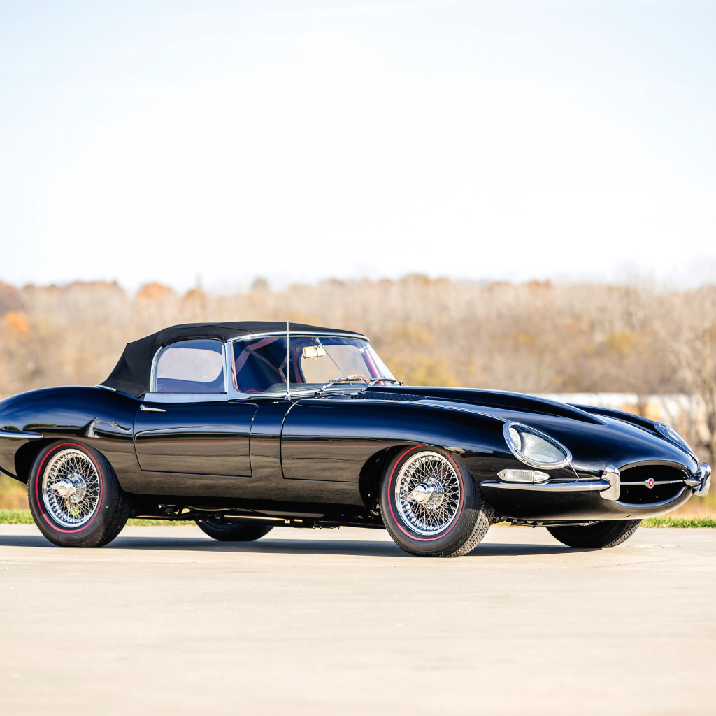 Стильный черный ретро автомобиль Jaguar E-Type 
