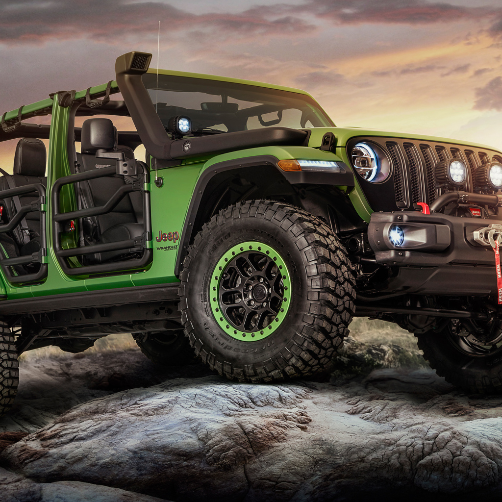 Автомобиль Jeep Wrangler Unlimited Rubicon Moparized, 2018 едет по камням