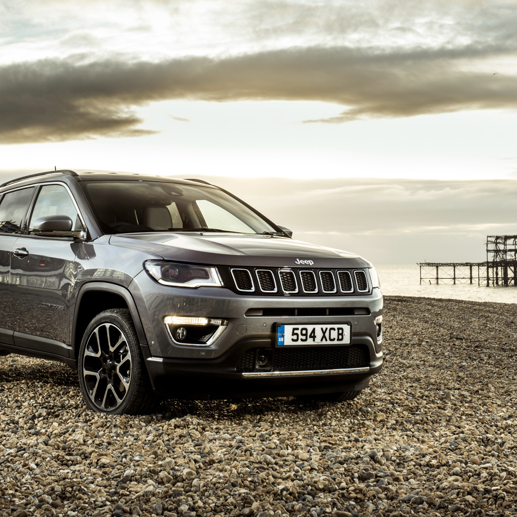 Внедорожник Jeep Compass Limited, 2018 на фоне неба