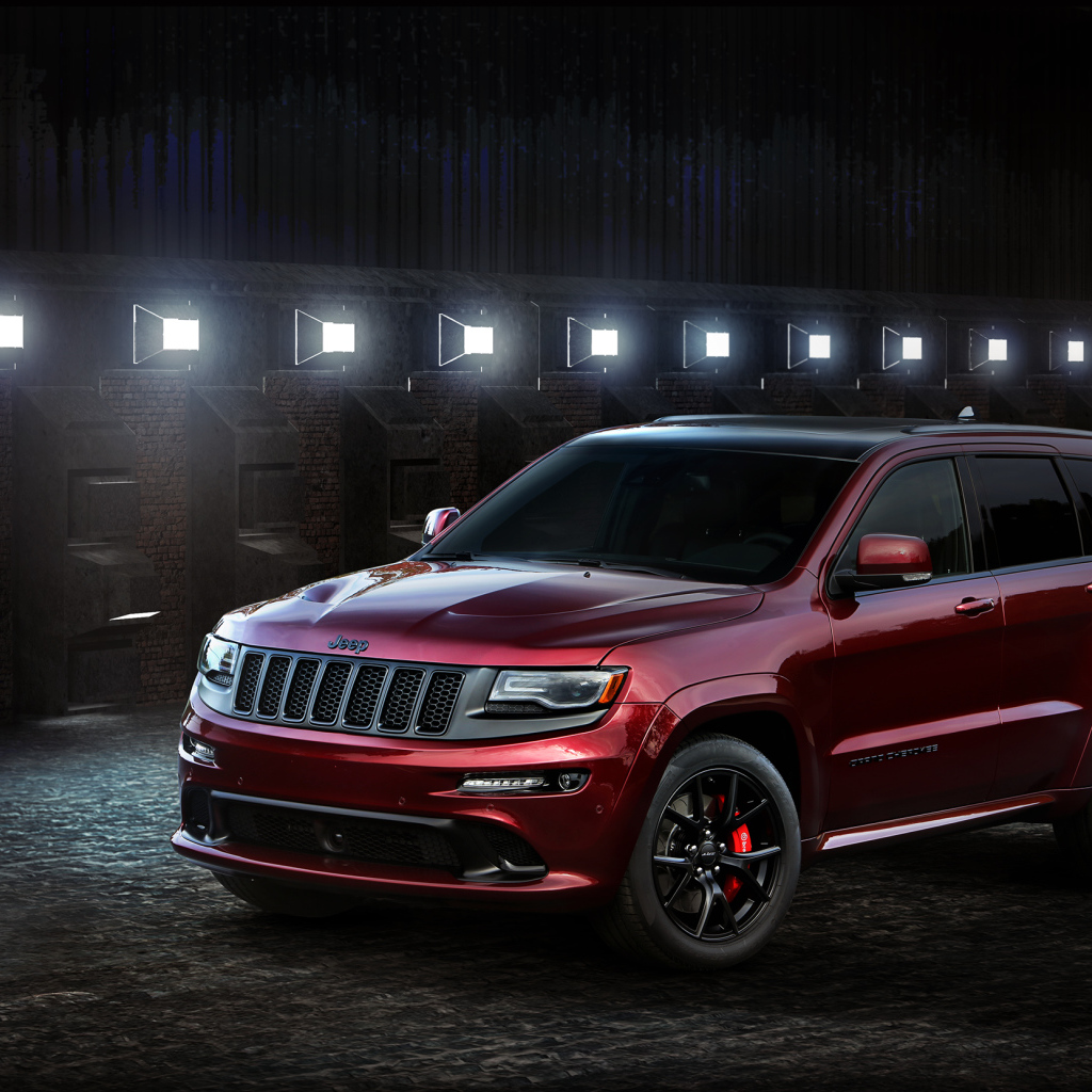 Красный автомобиль Jeep Grand Cherokee