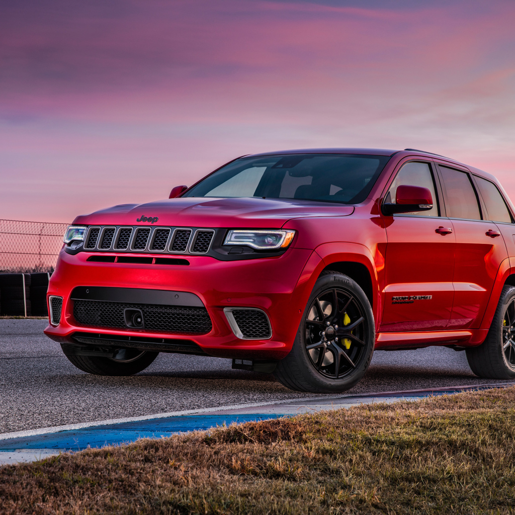 Красный автомобиль  Jeep Grand Cherokee Trackhawk, 2018 