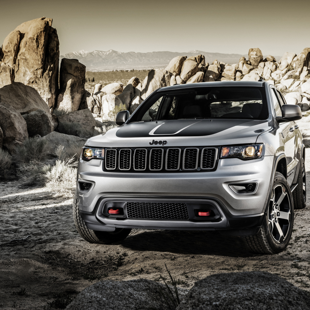 Серебристый внедорожник  Jeep Grand Cherokee
