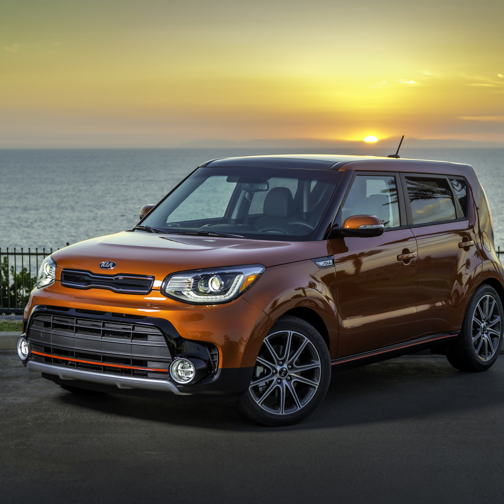 Оранжевый автомобиль KIA  Soul Turbo, 2017 