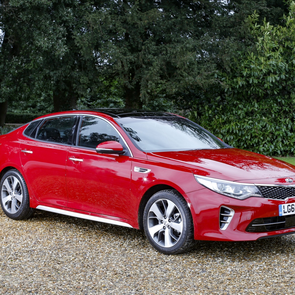 Красный автомобиль KIA Optima GT Line S, 2017 
