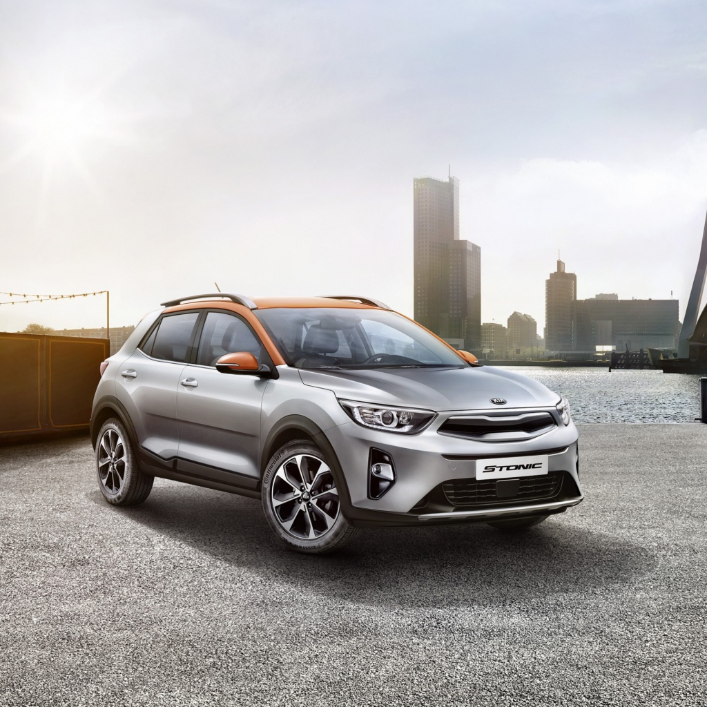 Серебристый кроссовер Kia Stonic, 2018  у воды