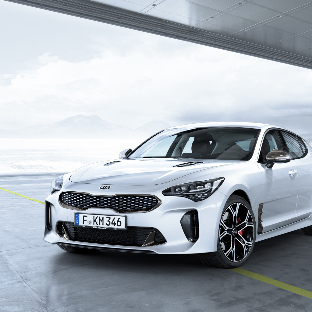 Белый автомобиль  Kia Stinger GT, 2017 