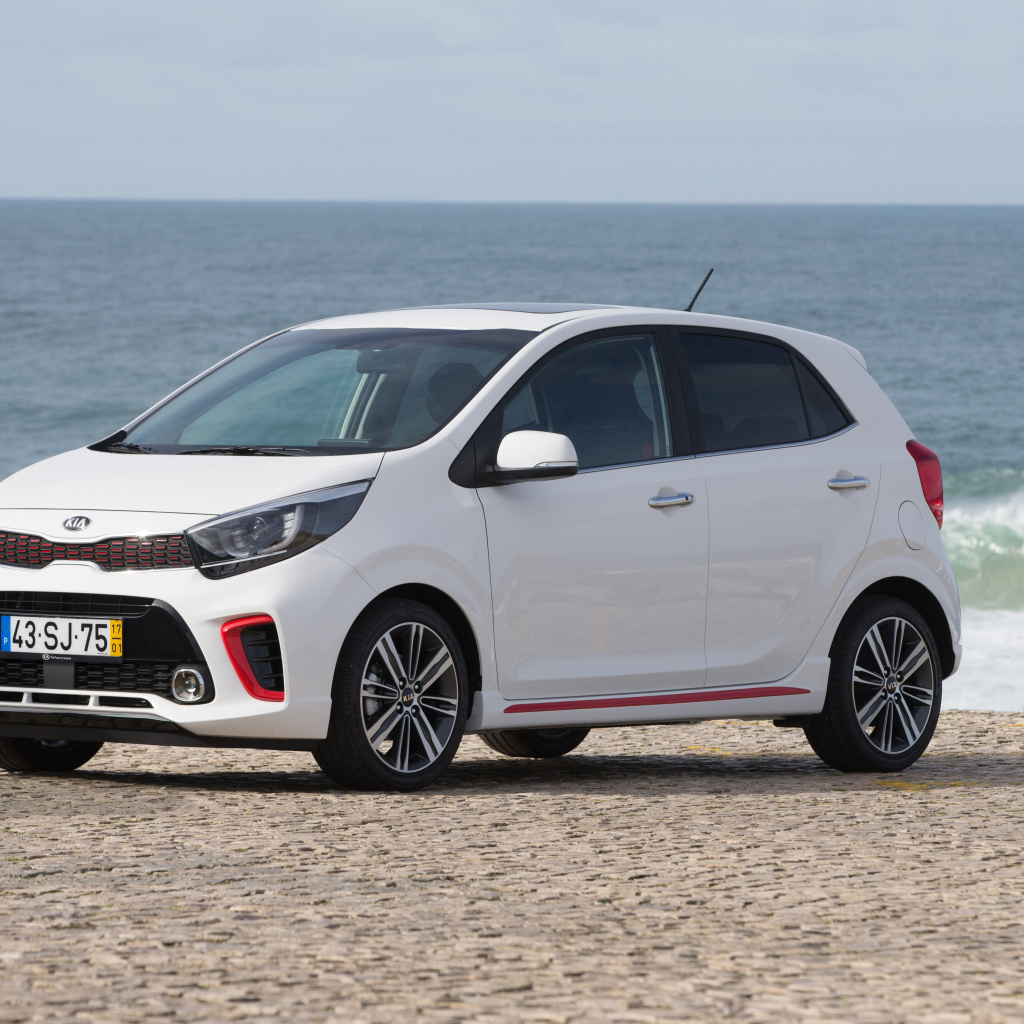 Белый автомобиль KIA Picanto GT Line, 2017 на фоне океана 
