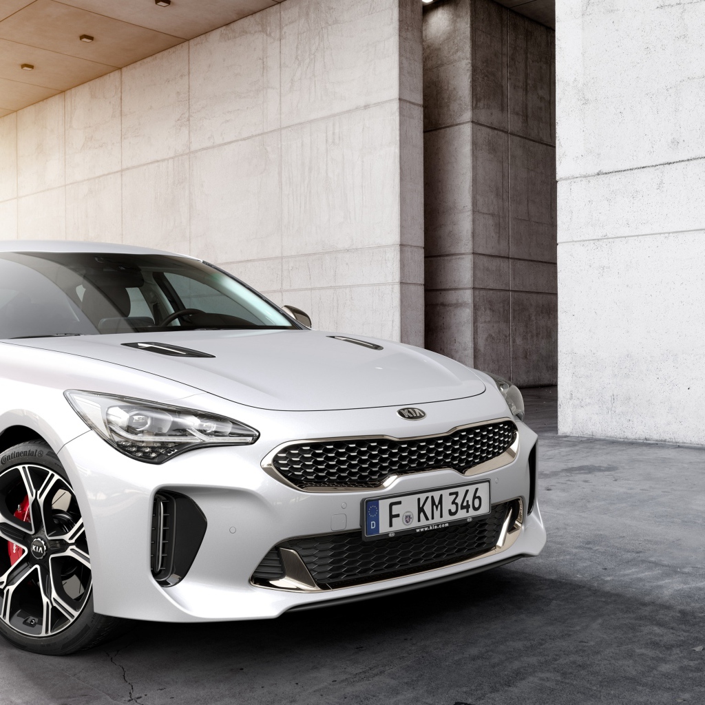 Белый автомобиль Kia Stinger GT, 2017 вид спереди