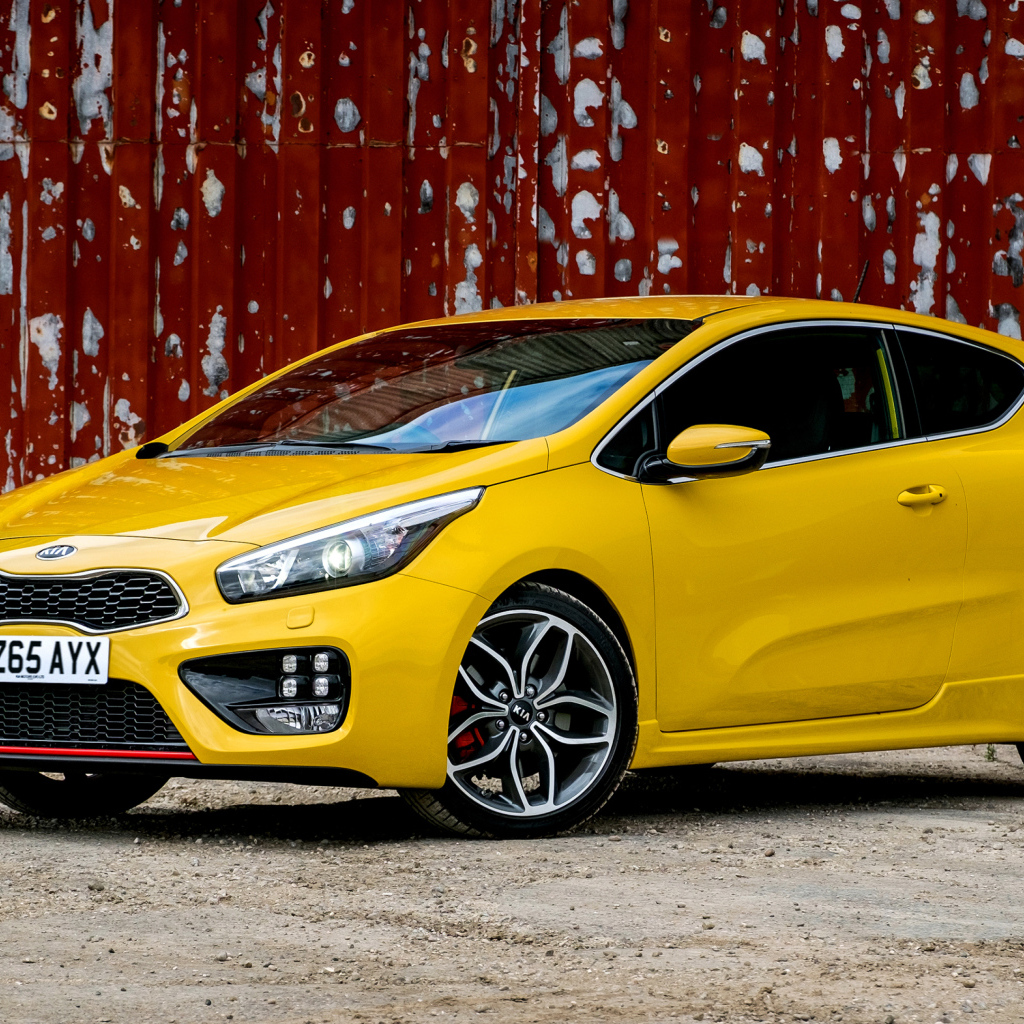 Желтый автомобиль Kia Ceed 