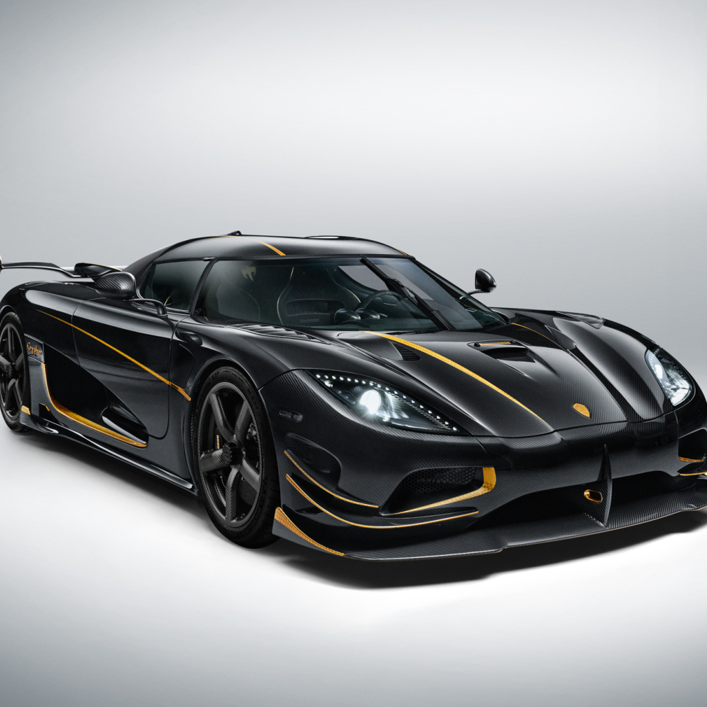 Черный спорткар  Koenigsegg Agera RS Gryphon на сером фоне 