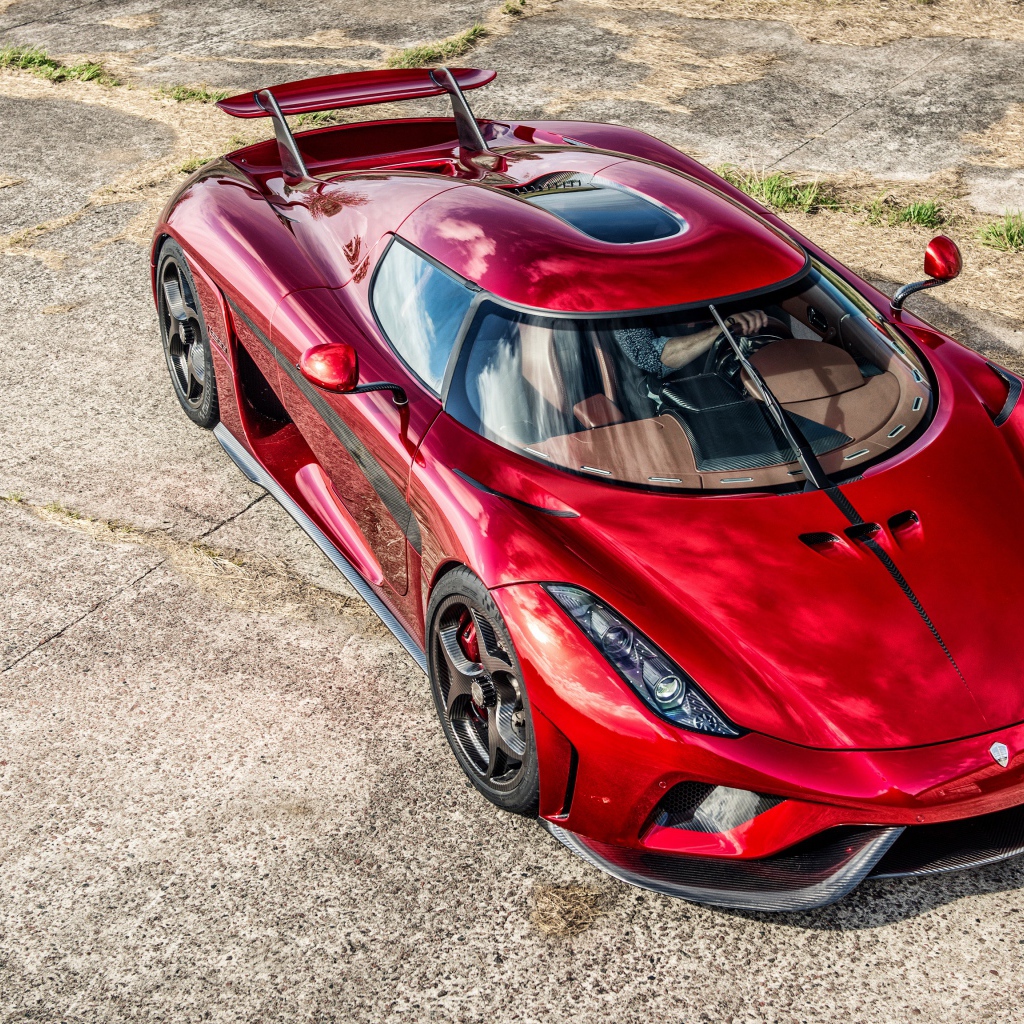 Красный спортивный автомобиль Koenigsegg Regera вид сверху