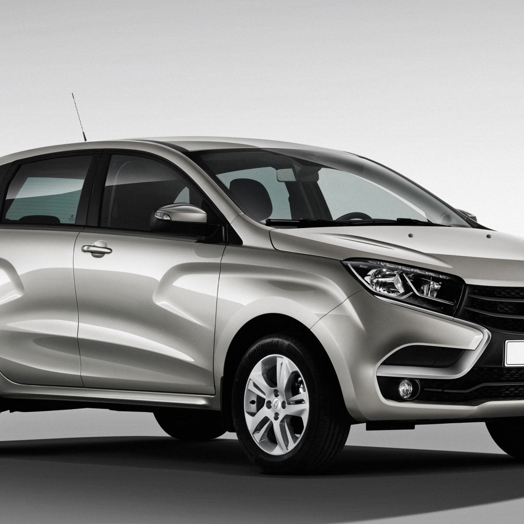 Серый российский автомобиль Лада XRAY