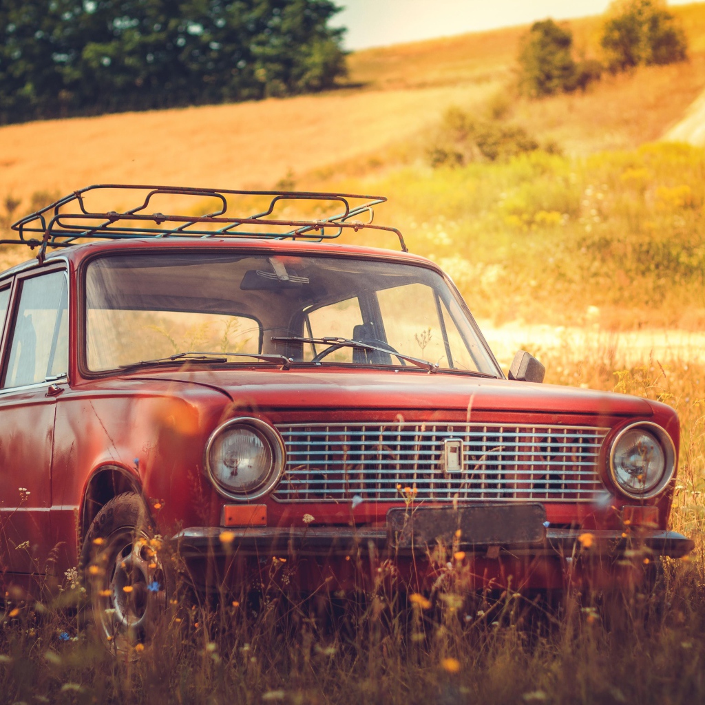 Красный российский автомобиль  Lada 2101