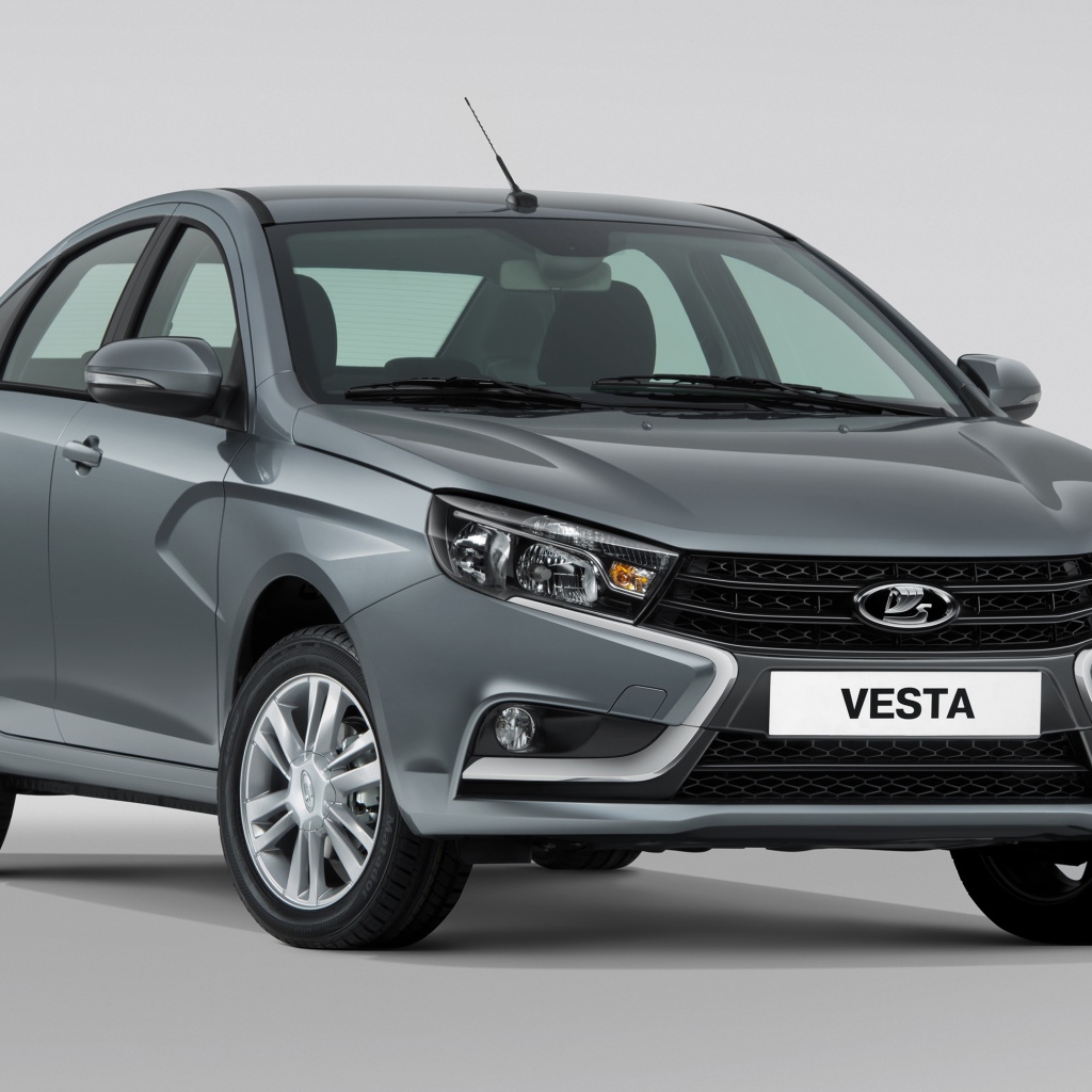 Российский автомобиль Лада Vesta на сером фоне