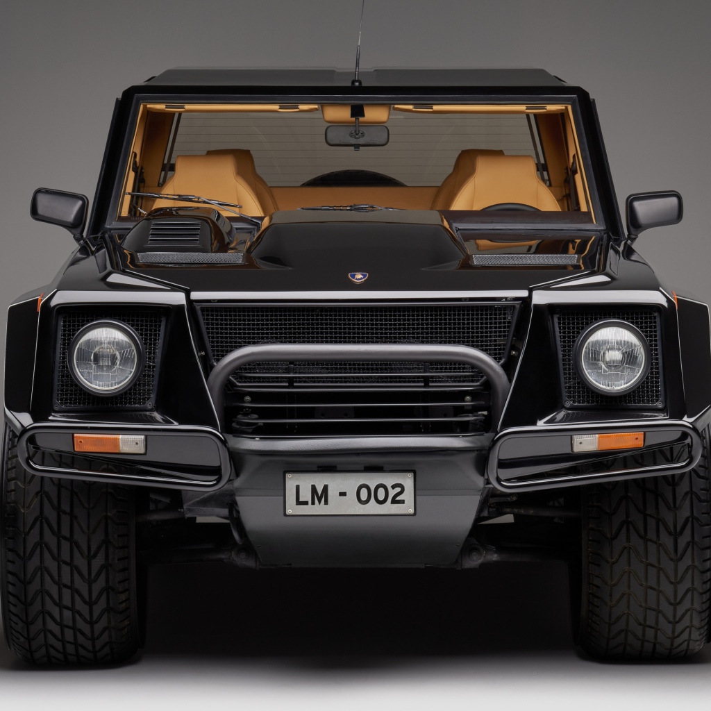 Черный автомобиль Lamborghini LM002 на сером фоне