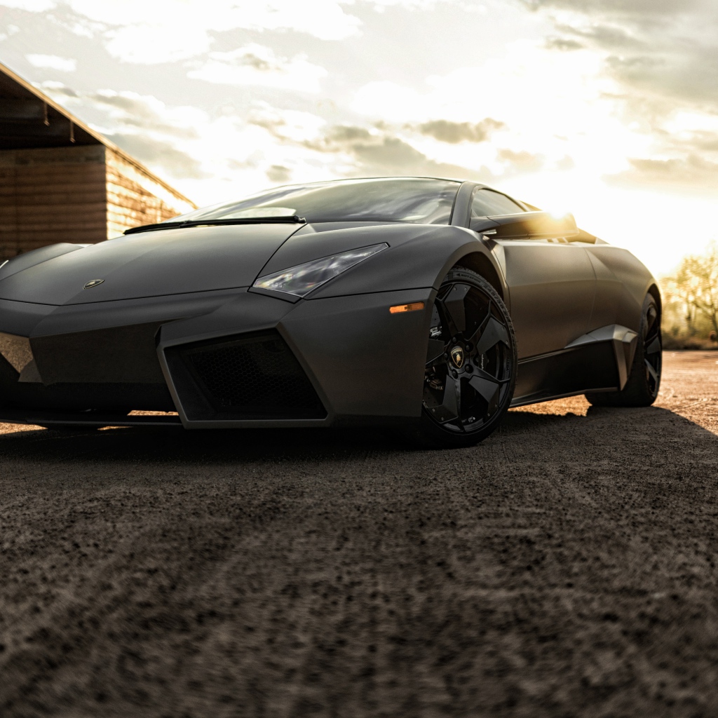 Черный быстрый автомобиль Lamborghini Reventon