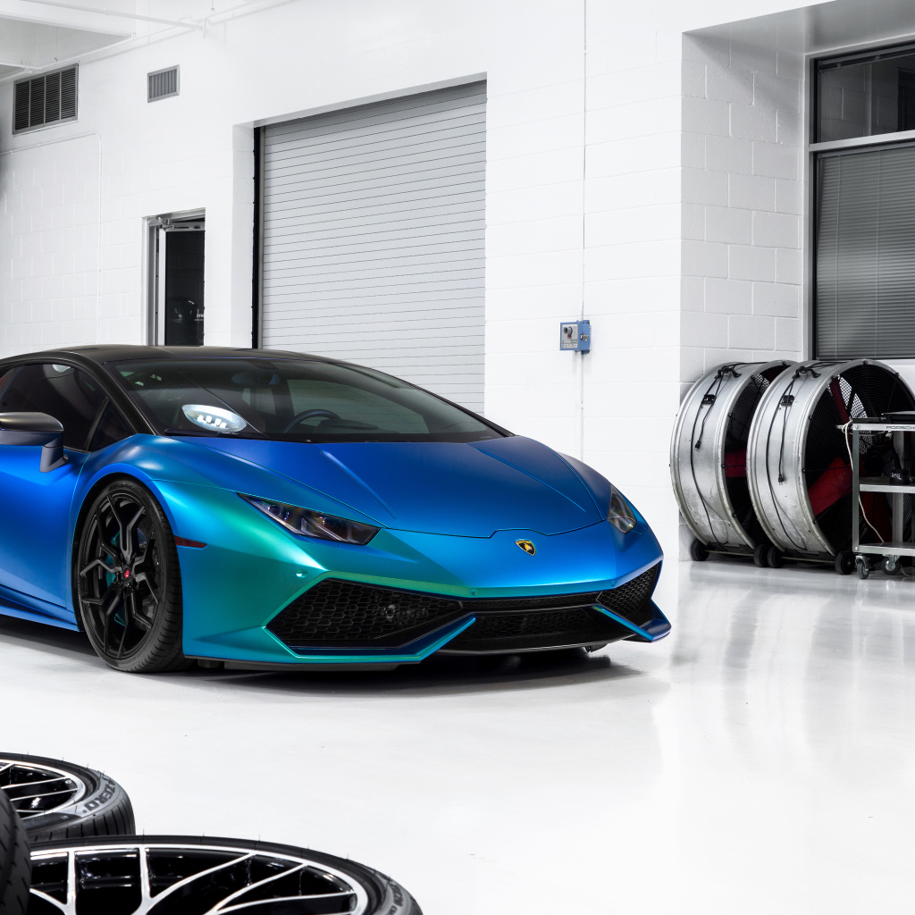 Синий автомобиль Lamborghini Huracan в гараже