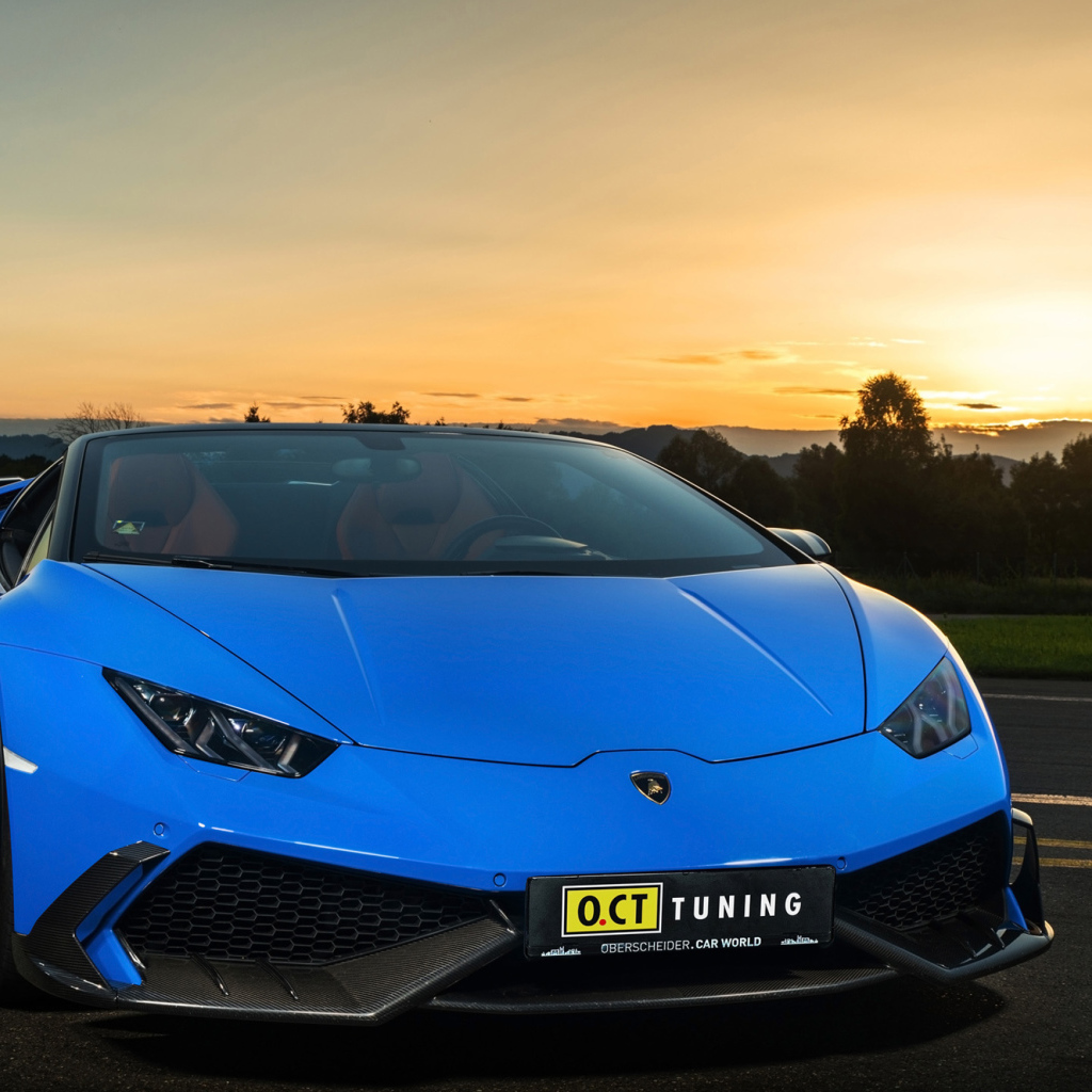 Синий скоростной автомобиль Lamborghini Huracan