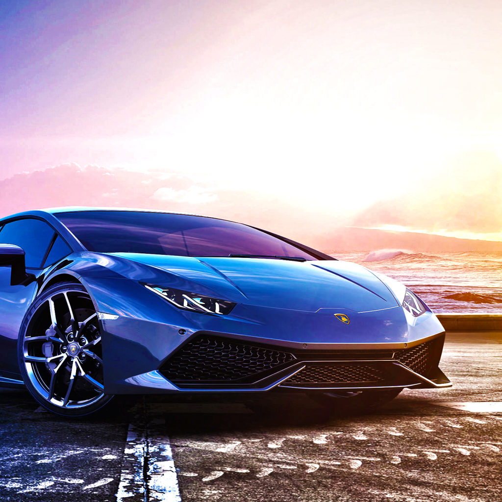 Синий спортивный автомобиль Lamborghini Huracan LP 610-4 на фоне океана 