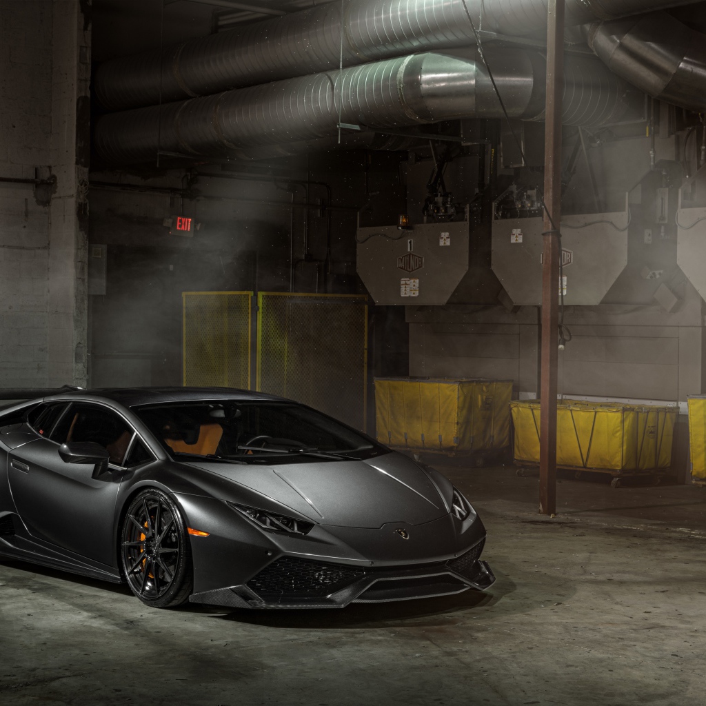 Быстрый серебристый автомобиль Lamborghini Huracan 