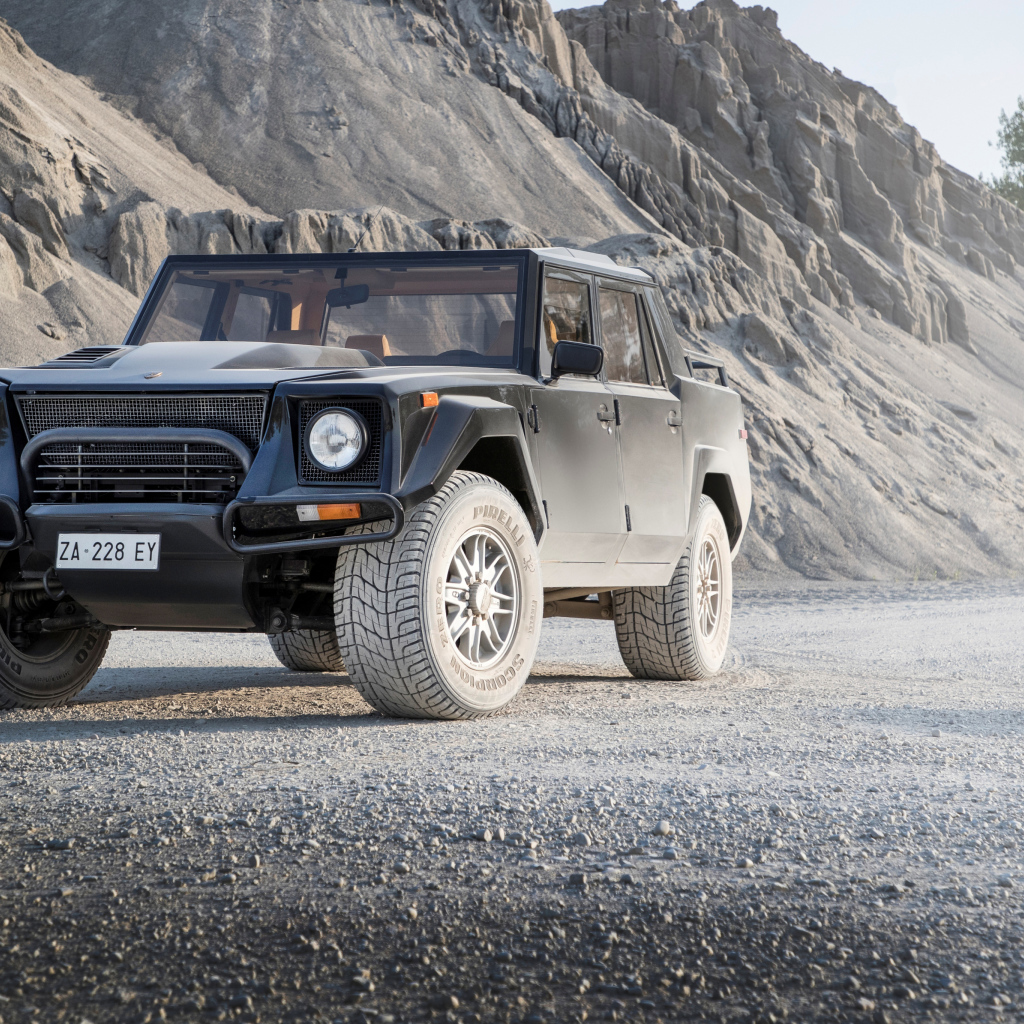 Внедорожник  Lamborghini LM002 на фоне гор