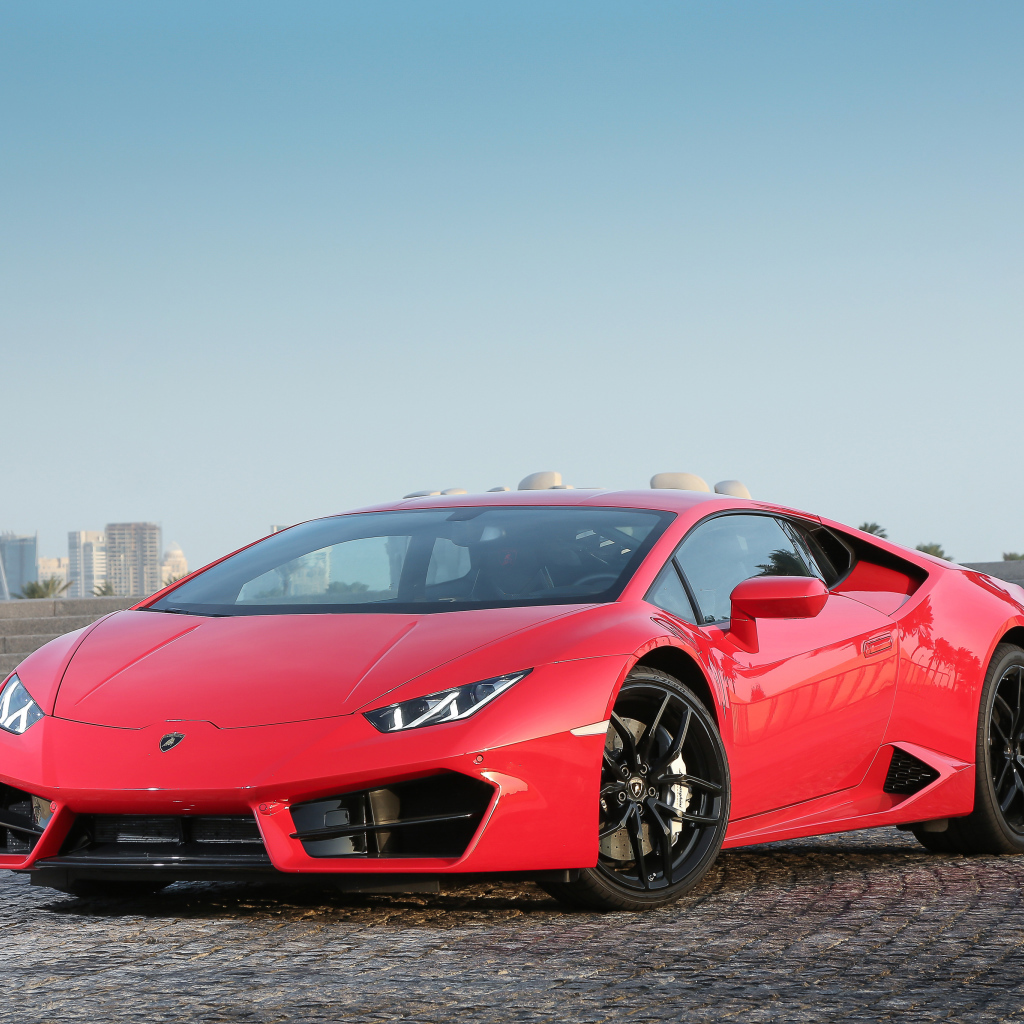 Красный спортивный автомобиль Lamborghini Huracan