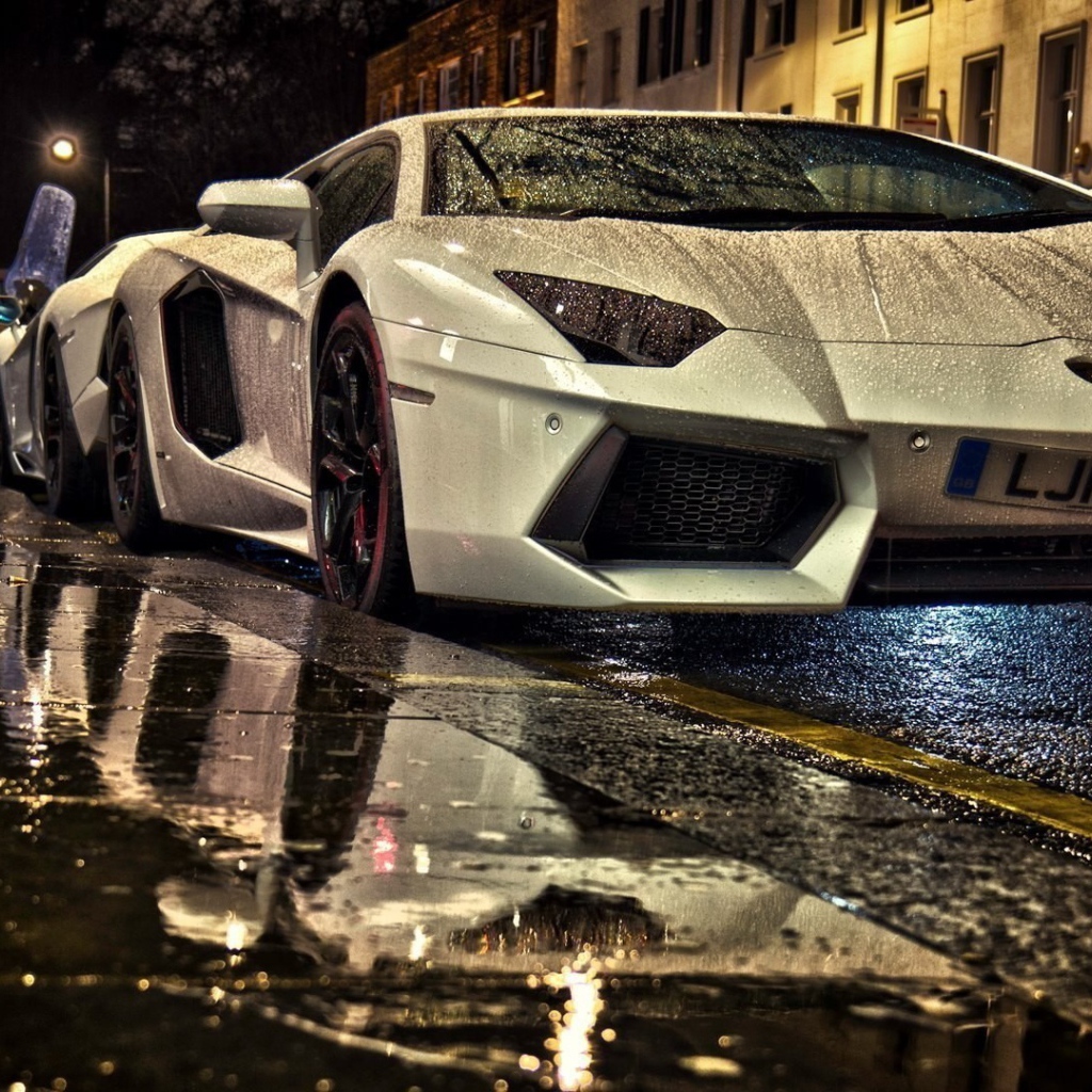Спортивный автомобиль Lamborghini Aventador под дождем 