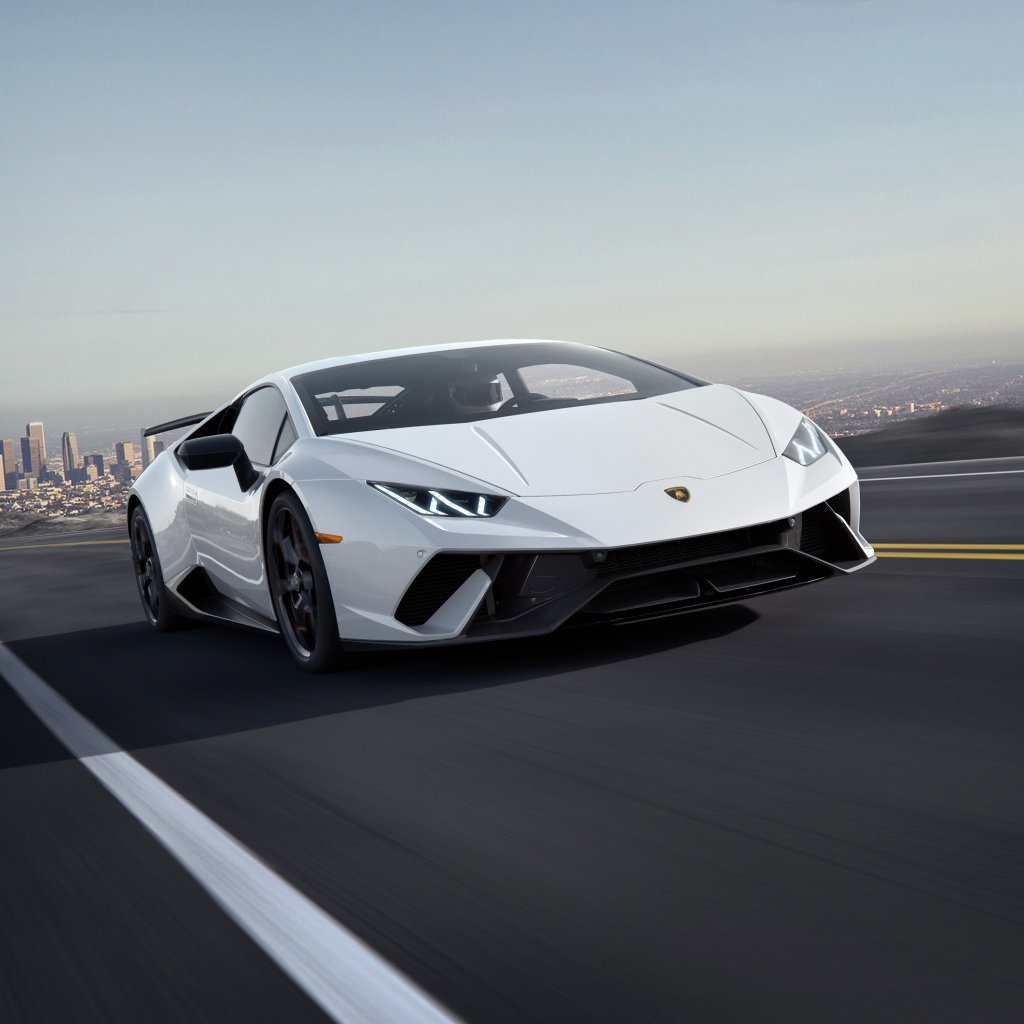 Белый спортивный автомобиль Lamborghini Huracan, 2018 на трассе