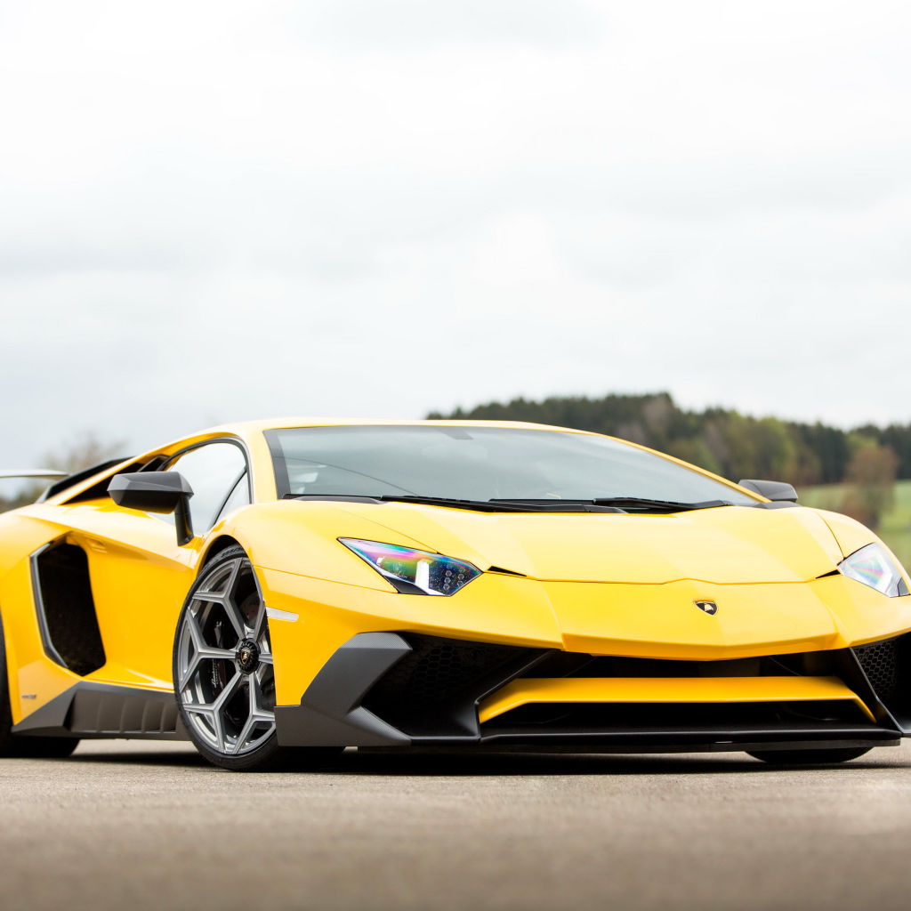 Желтый быстрый автомобиль Lamborghini Aventador Novitec Torado LP 750-4