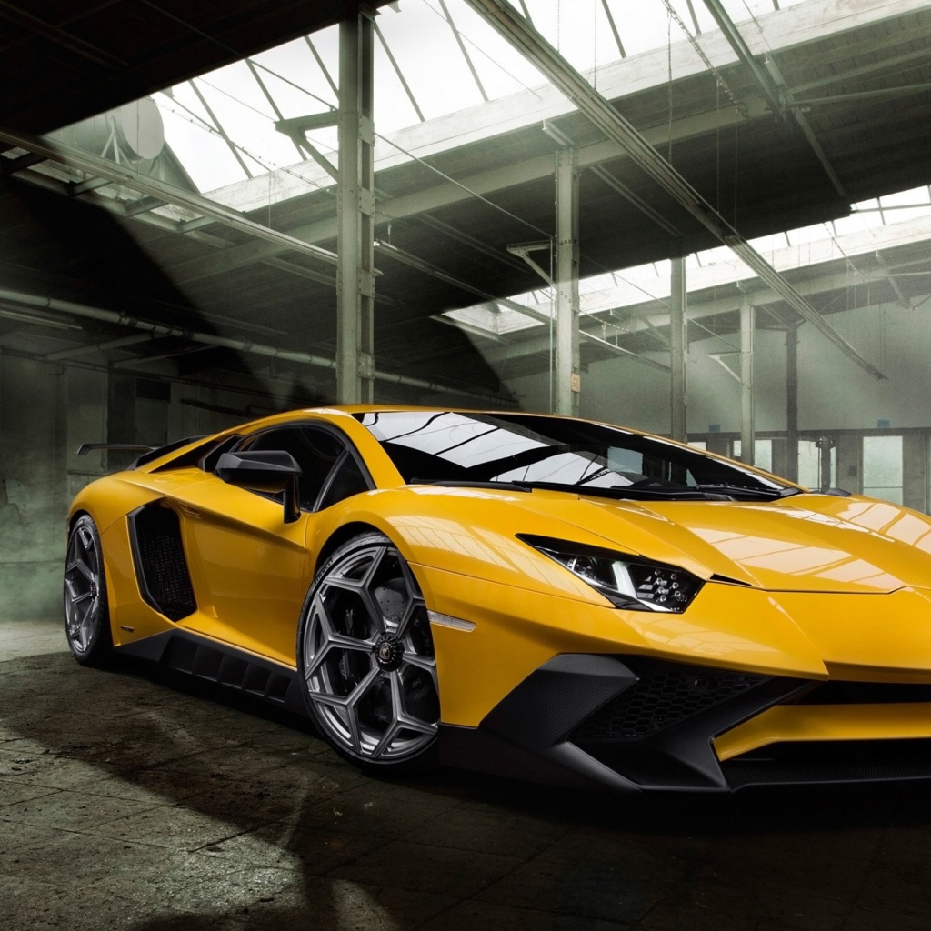Желтый спортивный автомобиль Lamborghini Aventador 