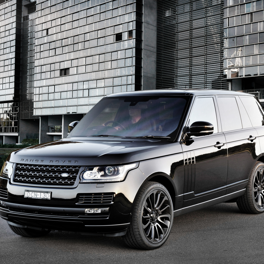 Красивый черный автомобиль Land Rover Vogue